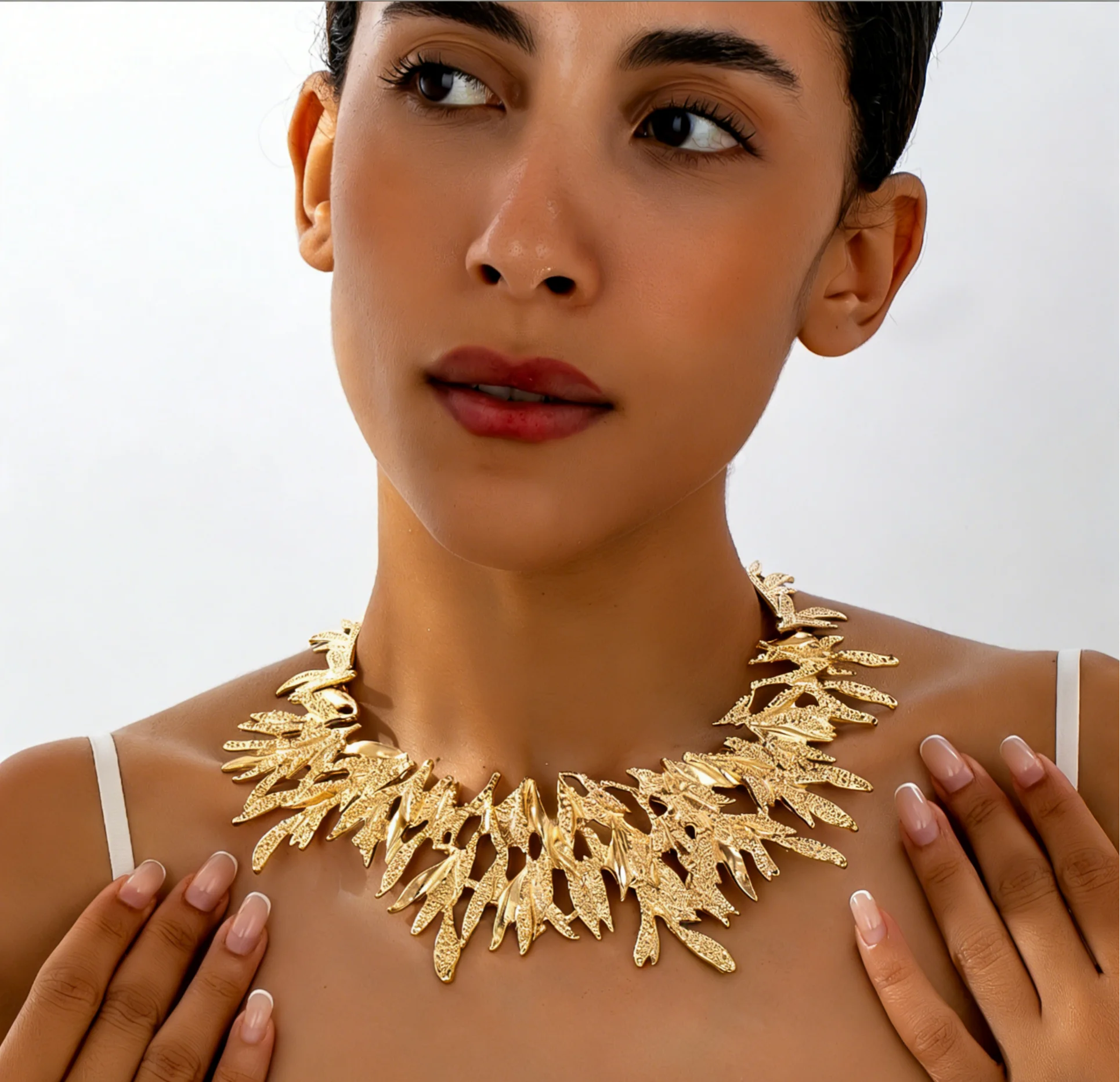 A Charming, Versatile, Exaggerated Women's Metal Choker