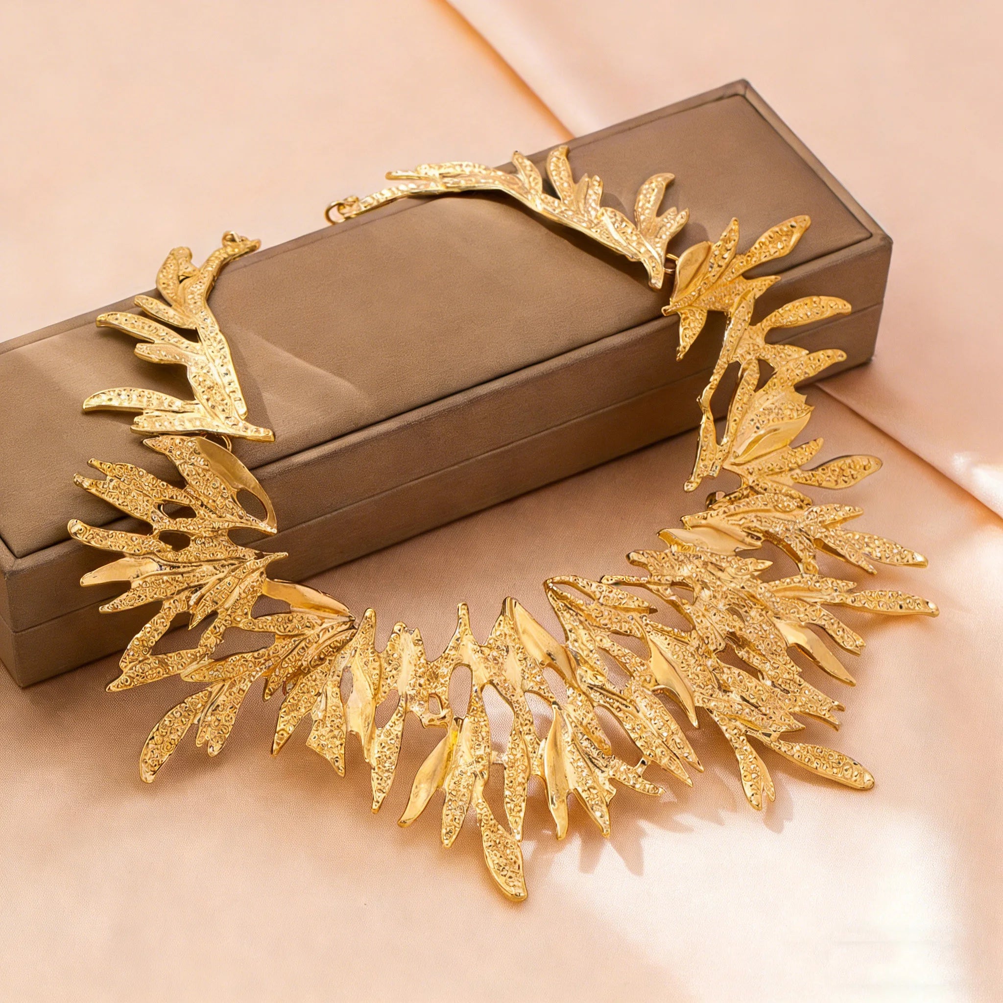 A Charming, Versatile, Exaggerated Women's Metal Choker