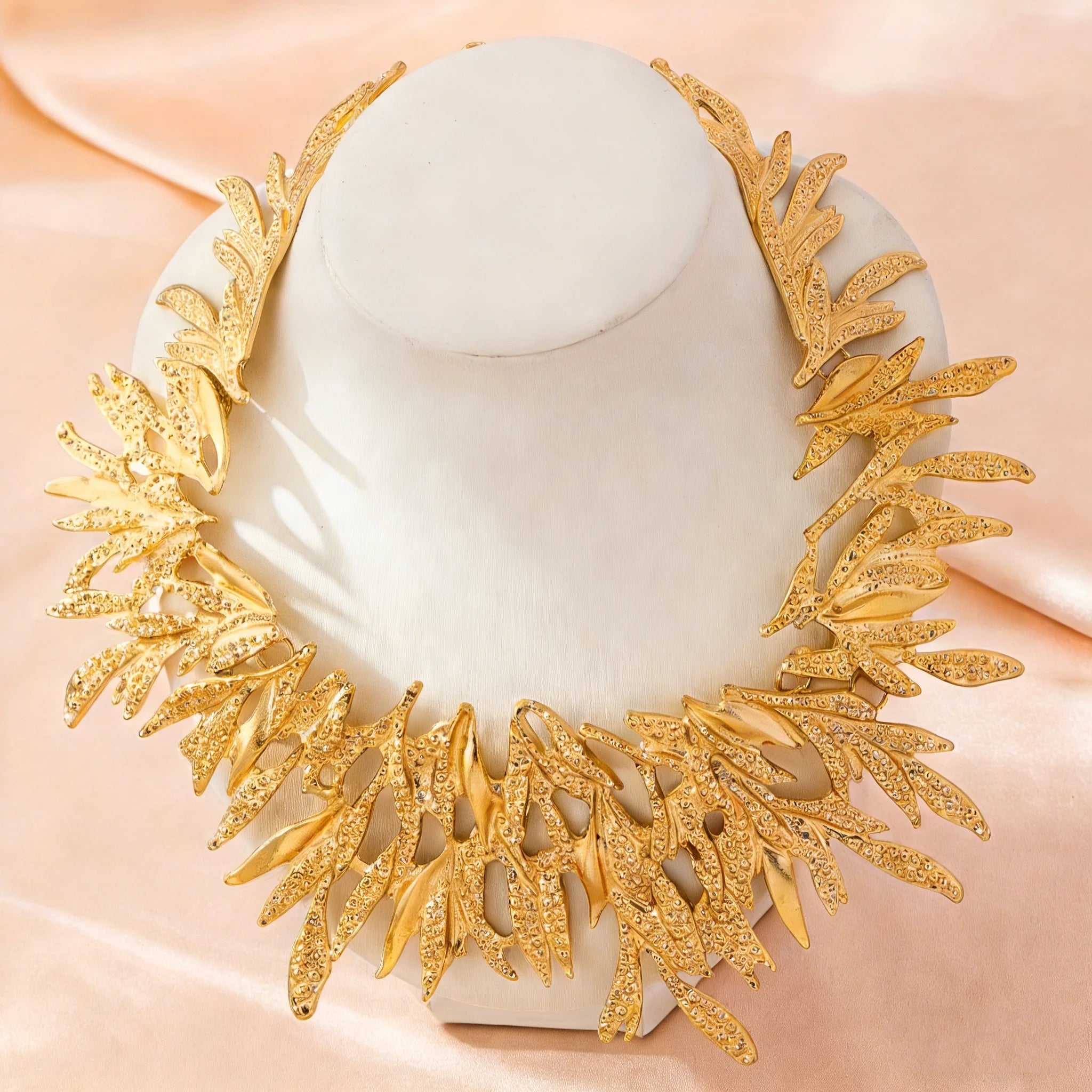 A Charming, Versatile, Exaggerated Women's Metal Choker